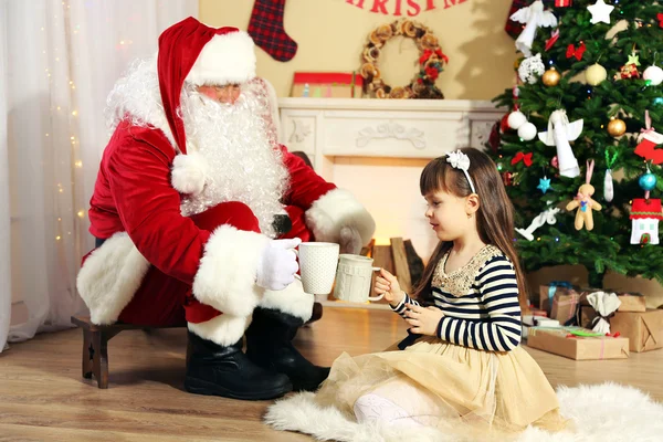 Babbo Natale con bambina — Foto Stock