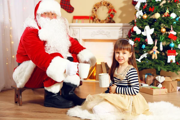 Weihnachtsmann mit kleinem Mädchen — Stockfoto