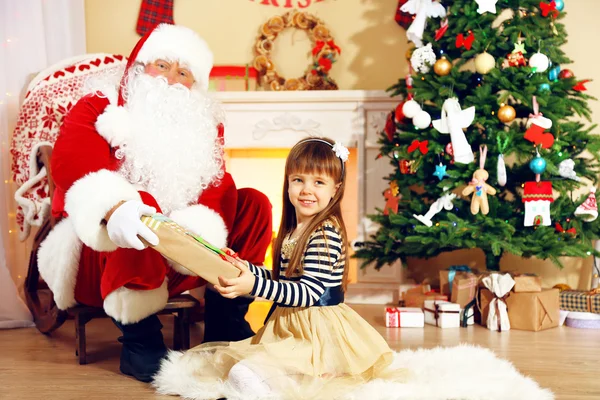 Άγιος Βασίλης με κοριτσάκι — Φωτογραφία Αρχείου