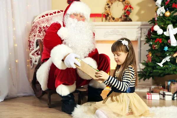 Kerstman met meisje — Stockfoto