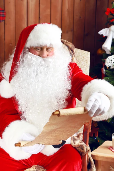 Санта-Клаус со списком подарков — стоковое фото