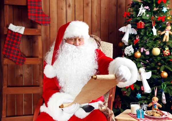 Santa Claus met lijst van geschenken — Stockfoto