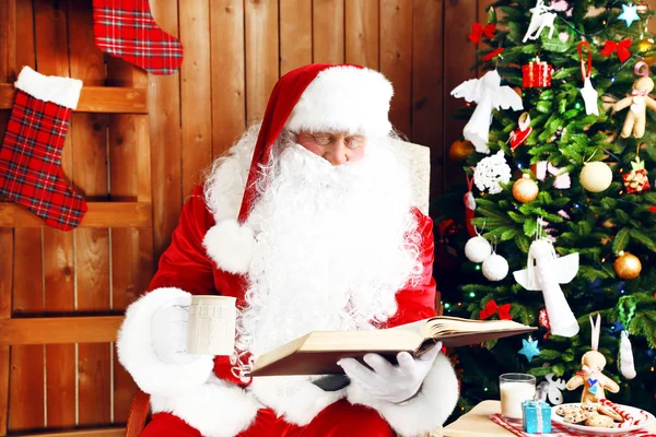 Santa Claus met boek — Stockfoto