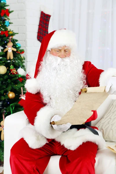 Santa Claus met lijst van geschenken — Stockfoto