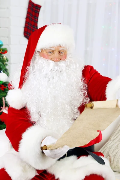 Santa Claus met lijst van geschenken — Stockfoto