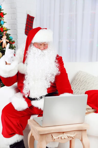 Santa Claus met behulp van computer — Stockfoto