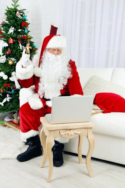 Santa Claus met behulp van computer — Stockfoto