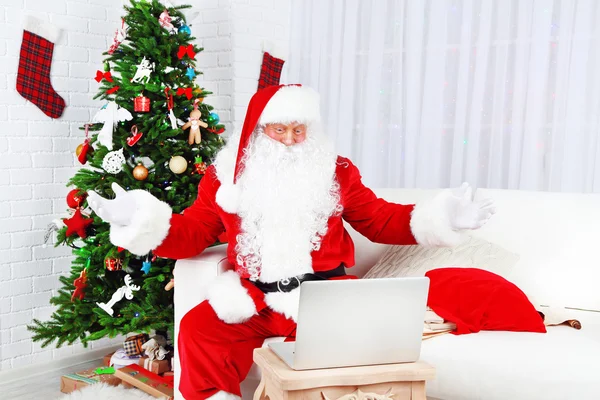 Santa Claus använder dator — Stockfoto