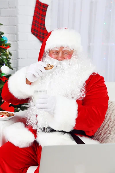 Santa Claus using computer — Stock Photo, Image