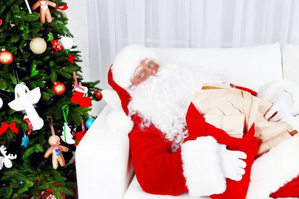 Santa Claus durmiendo en casa cerca del árbol de Navidad —  Fotos de Stock