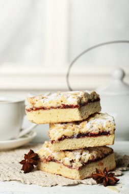 Fincan çay ve lezzetli ev yapımı pasta ahşap tablo