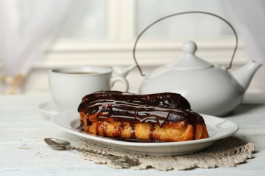 Lezzetli eklerleri ve ahşap masa üzerinde çay