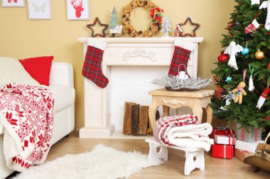 Güzel Noel iç kanepe, dekoratif şömine ve köknar ağacı