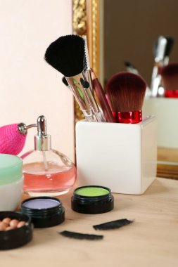 Tuvalet Masası üzerinde farklı kozmetik yakın çekim