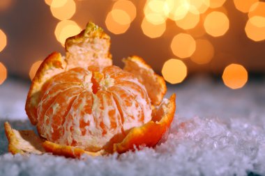 Kar, ışıklar arka plan üzerinde taze olgun mandarin