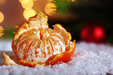 Kar, ışıklar arka plan üzerinde taze olgun mandarin