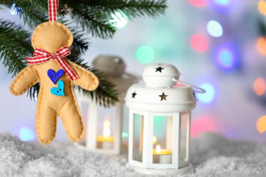 Arka plan bulanık Noel ağacına asılı Noel el yapımı süsleri