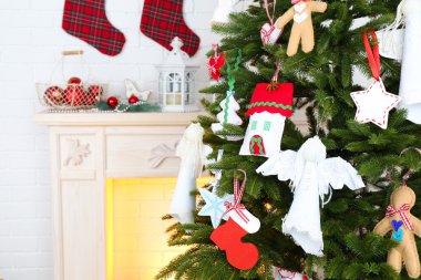 El yapımı Noel süsleri ışık eve iç arka plan üzerinde Noel ağacı üzerinde