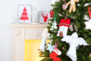 El yapımı Noel süsleri ışık eve iç arka plan üzerinde Noel ağacı üzerinde