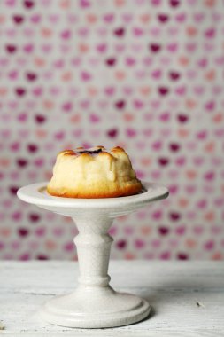 Renk arka plan üzerinde ahşap masa üzerinde lezzetli peynirli kek