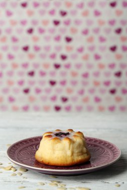 Renk arka plan üzerinde ahşap masa üzerinde lezzetli peynirli kek