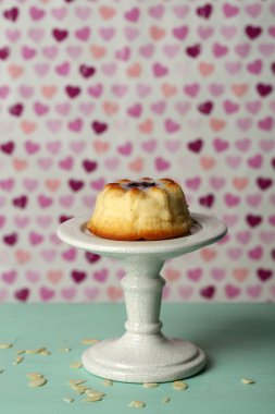 Renk arka plan üzerinde ahşap masa üzerinde lezzetli peynirli kek