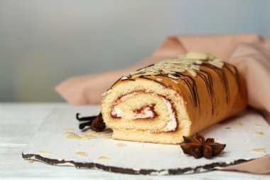 Açık renkli ahşap masaya lezzetli rulo pasta