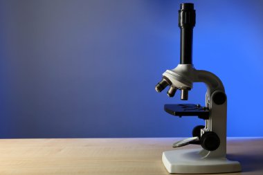 Tablo, renkli arka plan üzerinde mikroskobunun