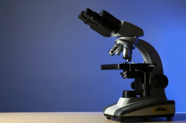 Tablo, renkli arka plan üzerinde mikroskobunun