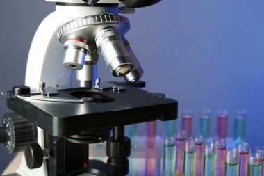 Mikroskop renk arka plan üzerinde yakın çekim