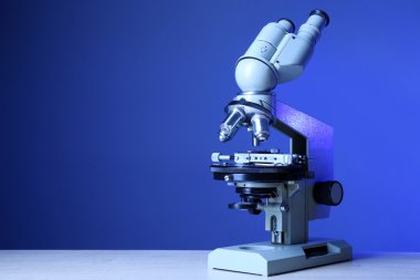 Tablo, renkli arka plan üzerinde mikroskobunun