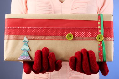 Hediyelik kutu renk arka plan üzerinde kadın elinde