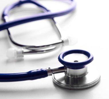 Stetoskop beyaza izole edildi