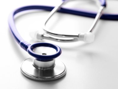 Stetoskop beyaza izole edildi