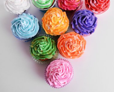 Beyaz zemin üzerine lezzetli kek