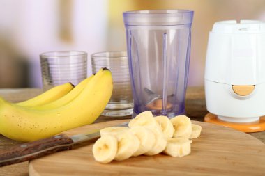 Parlak zemin üzerine ahşap masa üzerinde kesme tahtası üzerinde muz dilimlenmiş