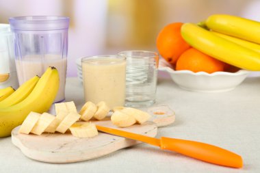 Parlak zemin üzerine ahşap masa üzerinde kesme tahtası üzerinde muz dilimlenmiş