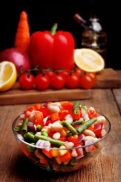 餐桌上的健康豆类沙拉 — 图库照片