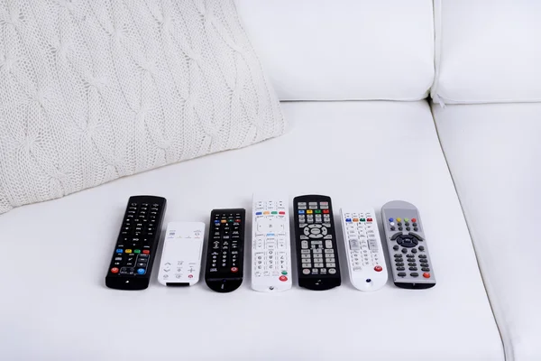 Remote control enheter på soffa — Stockfoto