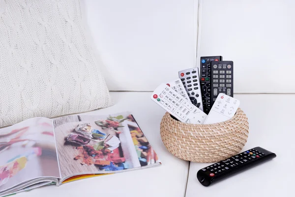 Fernbedienung auf dem Sofa — Stockfoto