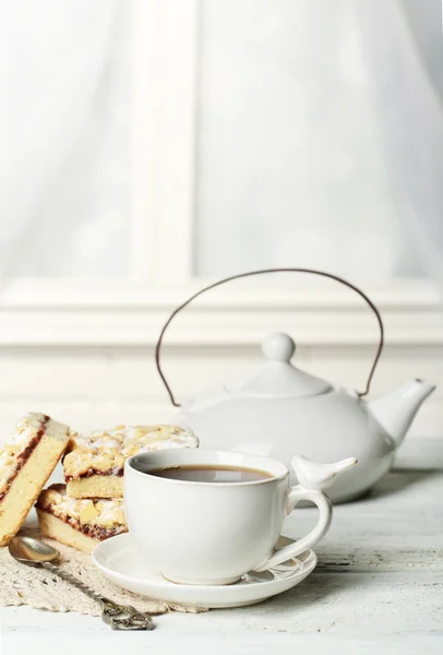 Tasse de thé et tarte maison savoureuse sur table en bois — Photo