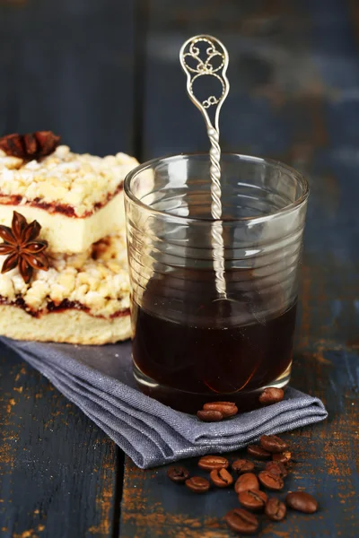 Copo de café expresso e saborosa torta caseira em mesa de madeira — Fotografia de Stock