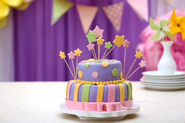 Delicioso bolo de aniversário na mesa no fundo brilhante — Fotografia de Stock