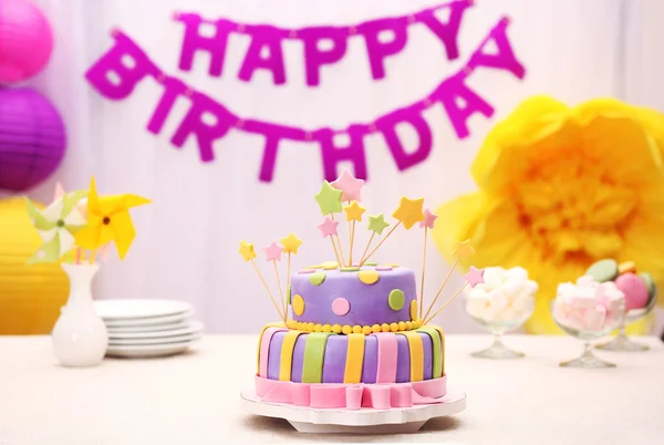 Deliziosa torta di compleanno sul tavolo su sfondo luminoso — Foto Stock