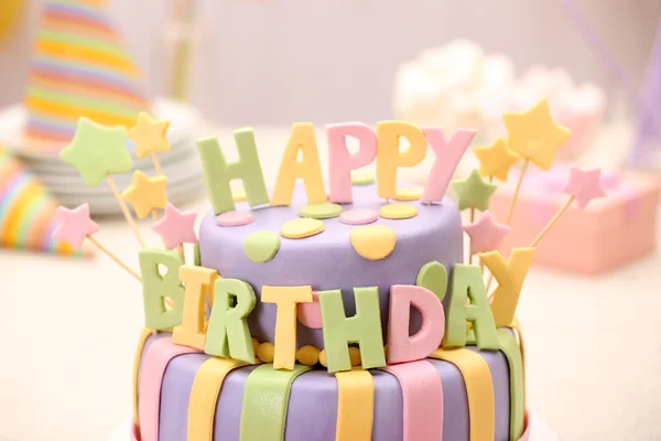 Lezzetli doğum günü pastası parlak zemin üzerine masada — Stok fotoğraf