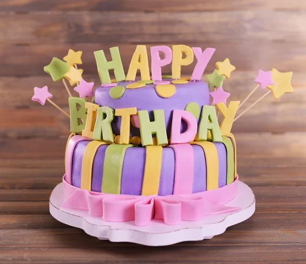 Herkullinen syntymäpäivä kakku — kuvapankkivalokuva