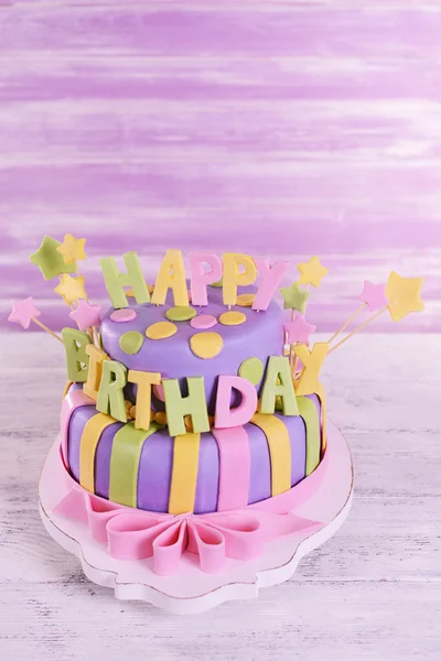 Ahşap zemin üzerine masada lezzetli doğum günü pastası — Stok fotoğraf
