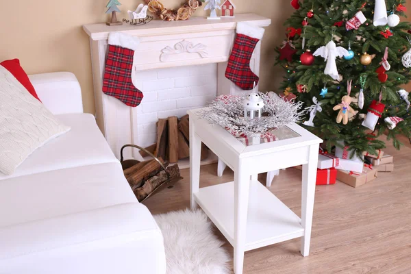 Hermoso interior de Navidad con sofá, chimenea decorativa y abeto —  Fotos de Stock