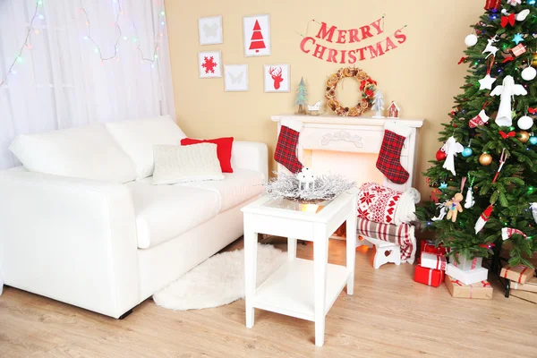 Piękne wnętrza Boże Narodzenie z sofą, ozdobny kominek i świerk — Zdjęcie stockowe
