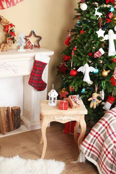 Caminetto decorato vicino all'albero di Natale. Concetto di decorazione di Natale — Foto Stock